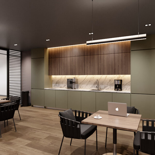 Modern eingerichteter Büropausenraum mit einer Küchenzeile aus dunklem Holz und einer Marmorarbeitsplatte. Über der Theke sind längliche Hängeleuchten angebracht. Im Raum befinden sich mehrere Tische mit schwarzen Stühlen für Besprechungen oder Pausen. Eine große grüne Pflanze fügt einen natürlichen Touch hinzu. Große Fenster bieten einen Blick auf die städtische Umgebung.