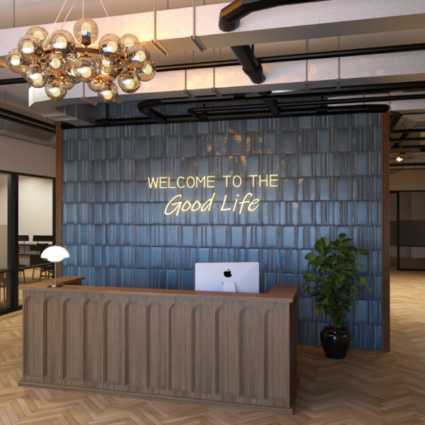 Empfangsbereich eines modernen Büros mit einer stilvollen Empfangstheke aus Holz vor einer blau gefliesten Wand, auf der in leuchtenden Buchstaben 'Welcome to the Good Life' steht. Über der Theke hängt eine auffällige Deckenleuchte aus mehreren runden, glänzenden Lampen. Der Raum ist mit Parkettboden ausgestattet und bietet Pflanzen als Dekoration, die eine einladende Atmosphäre schaffen.